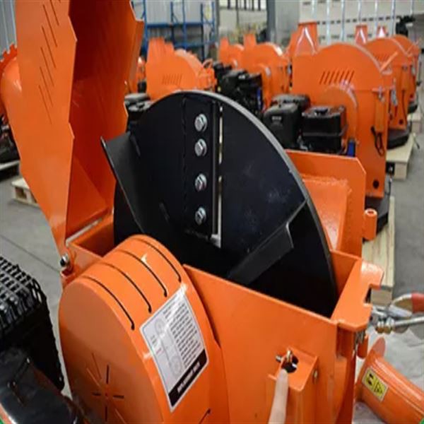 Mobile wood chipper crusher machine